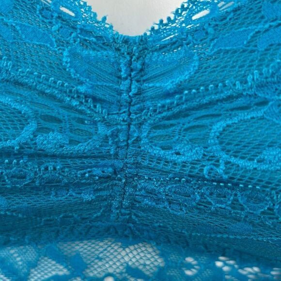 Pink Victoria’s Secret small blue lace bralette - Picture 2 of 4